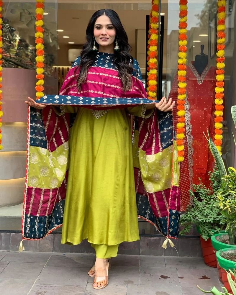 جو سريكي منطقة لزج نسائية من GoSriKi مطرزة بفستان أناركالي مع بنطال ودوباتا (جينو مهاندي-GS_XXL_Mehandi_XX-لارج)